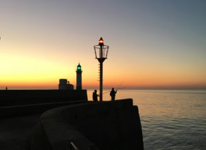 contre-jour-phare-peche-le-treport