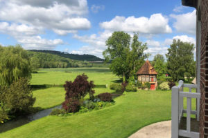 vue-chambre-parents-manoir-baronnie-grandcourt